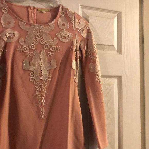 Beautiful dress 💕 COLOR IS TAN WITH PEACH - Picture 3 of 4